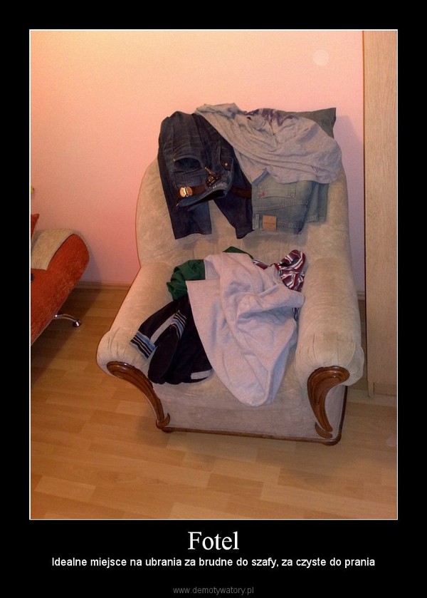 Fotel – Idealne miejsce na ubrania za brudne do szafy, za czyste do prania 