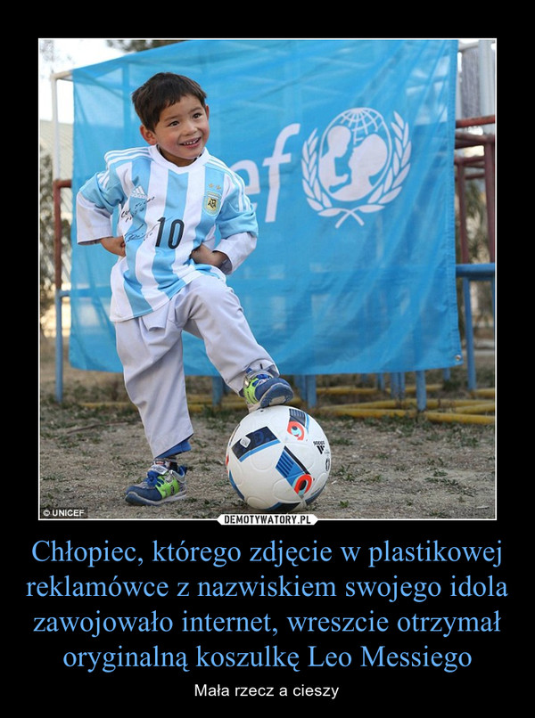 Chłopiec, którego zdjęcie w plastikowej reklamówce z nazwiskiem swojego idola zawojowało internet, wreszcie otrzymał oryginalną koszulkę Leo Messiego – Mała rzecz a cieszy 