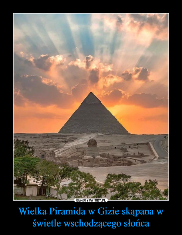 Wielka Piramida w Gizie skąpana w świetle wschodzącego słońca –  