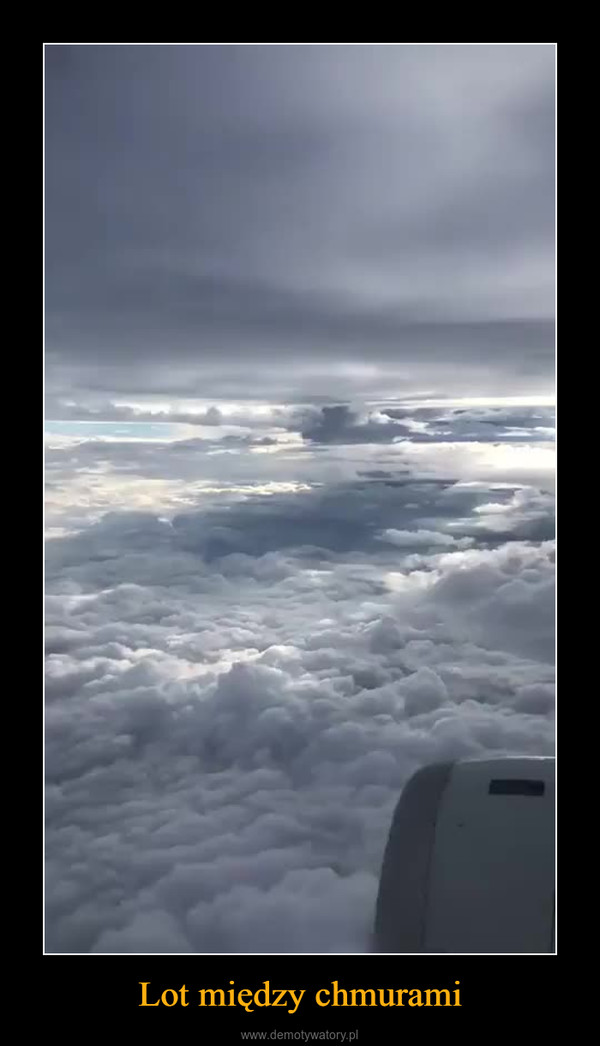 Lot między chmurami –  