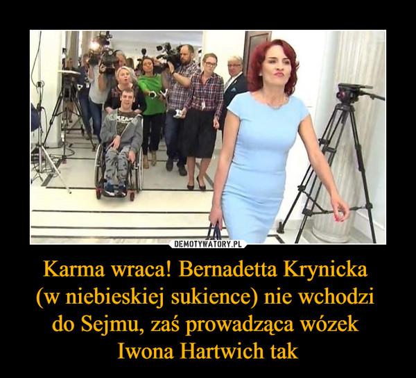 Karma wraca! Bernadetta Krynicka (w niebieskiej sukience) nie wchodzi do Sejmu, zaś prowadząca wózek Iwona Hartwich tak –  