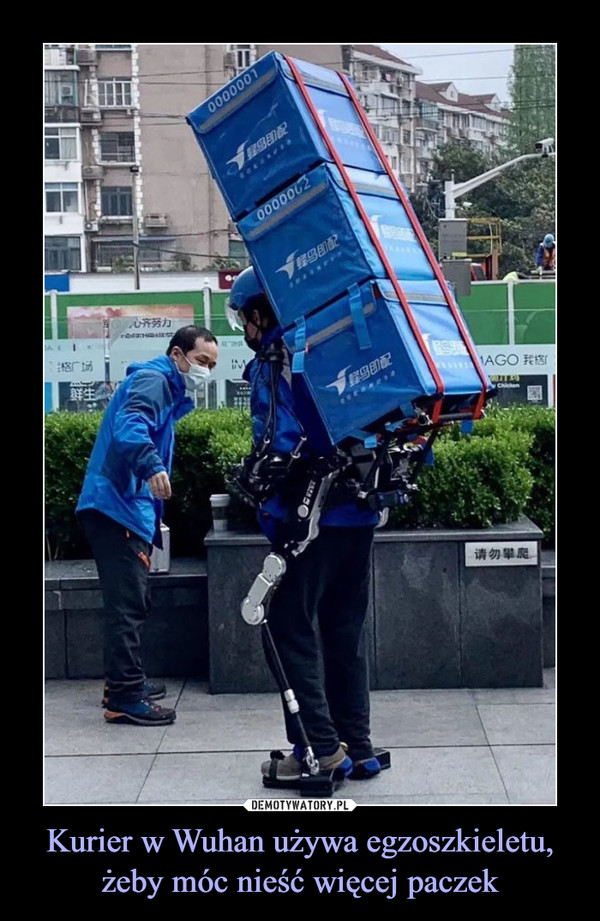 Kurier w Wuhan używa egzoszkieletu, żeby móc nieść więcej paczek