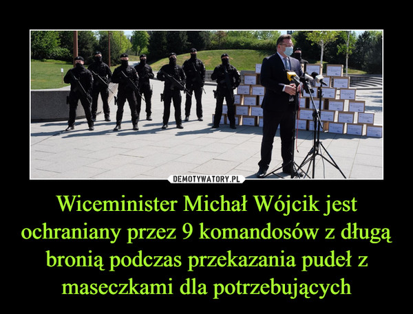 Wiceminister Michał Wójcik jest ochraniany przez 9 komandosów z długą bronią podczas przekazania pudeł z maseczkami dla potrzebujących –  