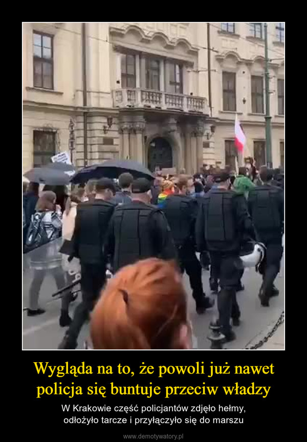 Wygląda na to, że powoli już nawet policja się buntuje przeciw władzy – W Krakowie część policjantów zdjęło hełmy,odłożyło tarcze i przyłączyło się do marszu 