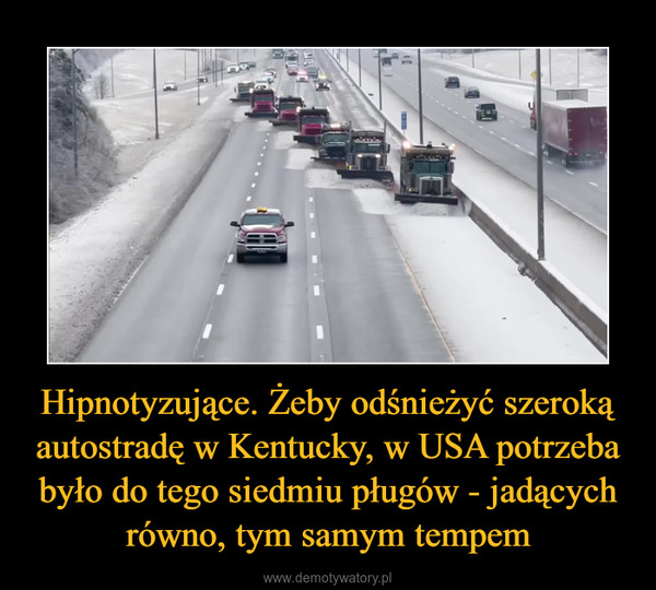 Hipnotyzujące. Żeby odśnieżyć szeroką autostradę w Kentucky, w USA potrzeba było do tego siedmiu pługów - jadących równo, tym samym tempem –  