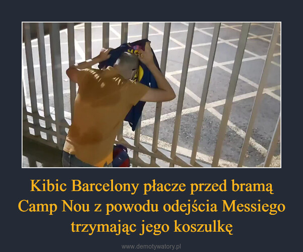 Kibic Barcelony płacze przed bramą Camp Nou z powodu odejścia Messiego trzymając jego koszulkę –  