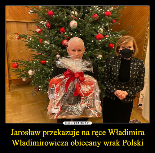 Jarosław przekazuje na ręce Władimira Władimirowicza obiecany wrak Polski