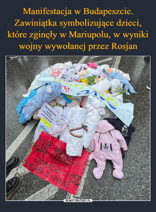 Manifestacja w Budapeszcie. Zawiniątka symbolizujące dzieci, które zginęły w Mariupolu, w wyniki wojny wywołanej przez Rosjan