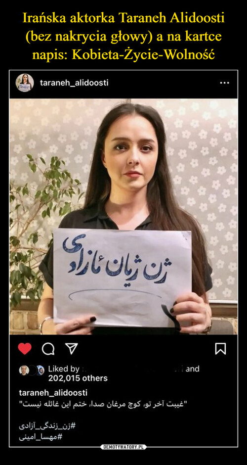 Irańska aktorka Taraneh Alidoosti (bez nakrycia głowy) a na kartce napis: Kobieta-Życie-Wolność