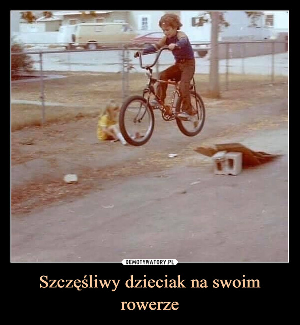 Szczęśliwy dzieciak na swoim rowerze –  