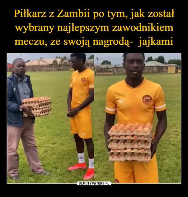 Piłkarz z Zambii po tym, jak został wybrany najlepszym zawodnikiem meczu, ze swoją nagrodą-  jajkami