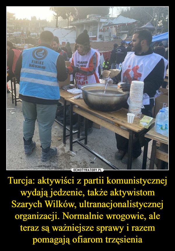 Turcja: aktywiści z partii komunistycznej wydają jedzenie, także aktywistom Szarych Wilków, ultranacjonalistycznej organizacji. Normalnie wrogowie, ale teraz są ważniejsze sprawy i razem pomagają ofiarom trzęsienia