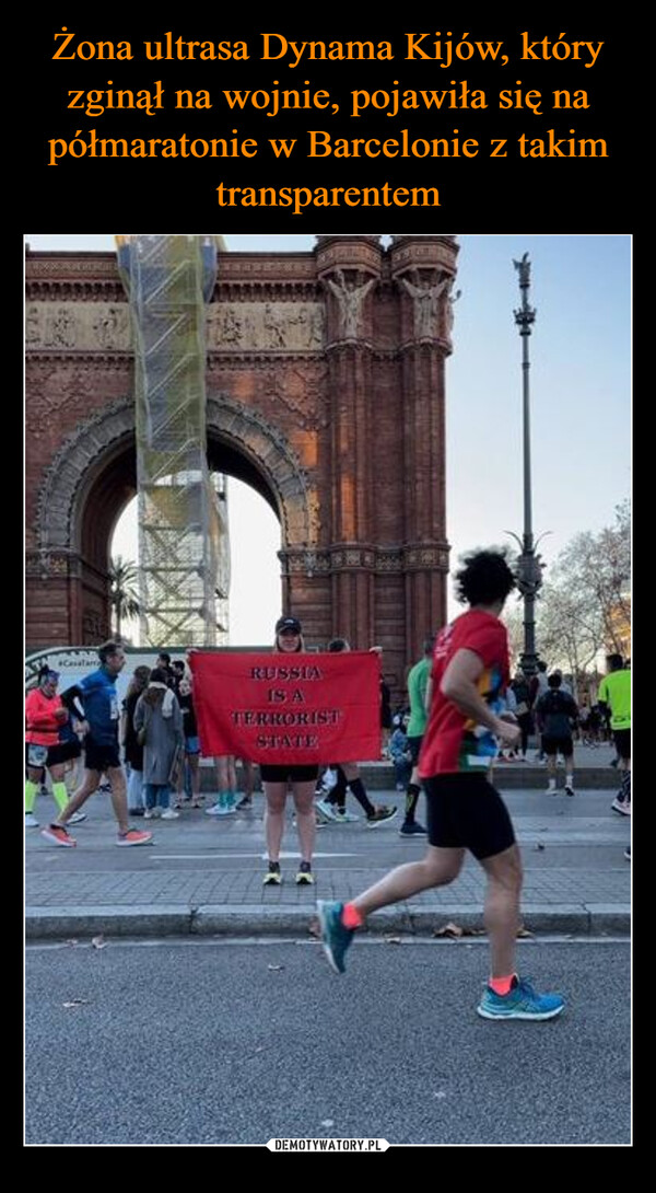 Żona ultrasa Dynama Kijów, który zginął na wojnie, pojawiła się na półmaratonie w Barcelonie z takim transparentem